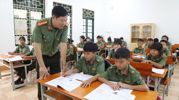 Đại tá Mai Hữu Vạn, Hiệu trưởng Trường Văn hóa Công an nhân dân II kiểm tra việc học tập của các em học sinh. (Ảnh: Công Lý)