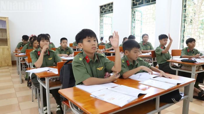 Các em học sinh xung phong phát biểu trong giờ học. (Ảnh: Công Lý)