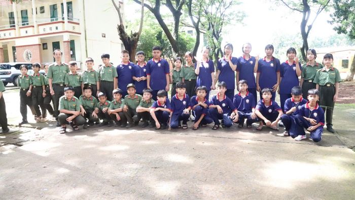 Các em học sinh nhà trường trong ra chơi và học thể dục. (Ảnh: Công Lý)