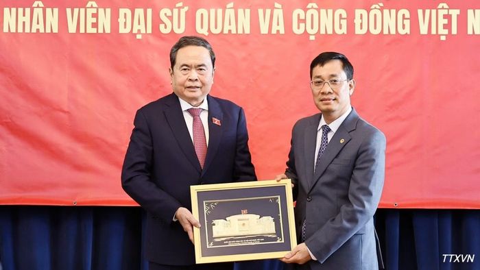 Chủ tịch Quốc hội Trần Thanh Mẫn tặng quà cho cán bộ, nhân viên Đại sứ quán Việt Nam tại Mông Cổ. (Ảnh: Doãn Tấn/TTXVN)