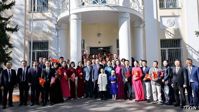 Chủ tịch Quốc hội Trần Thanh Mẫn tặng quà đại diện cộng đồng người Việt Nam tại Mông Cổ. (Ảnh: Doãn Tấn/TTXVN)
