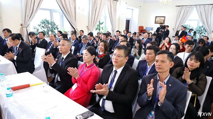 Đại biểu và cộng đồng người Việt Nam tại Mông Cổ dự cuộc gặp gỡ Chủ tịch Quốc hội Trần Thanh Mẫn và Phu nhân. (Ảnh: Doãn Tấn/TTXVN)