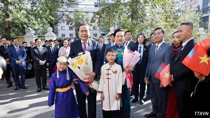 Chủ tịch Quốc hội Trần Thanh Mẫn và Phu nhân gặp gỡ cán bộ, nhân viên Đại sứ quán và cộng đồng người Việt Nam tại Mông Cổ. (Ảnh: Doãn Tấn/TTXVN)
