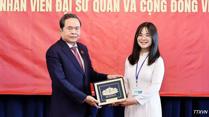 Chủ tịch Quốc hội Trần Thanh Mẫn tặng quà đại diện cộng đồng người Việt Nam tại Mông Cổ. (Ảnh: Doãn Tấn/TTXVN)
