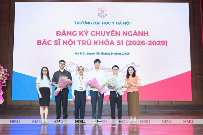 Ban Giám hiệu nhà trường chúc mừng các bác sĩ nội trú.