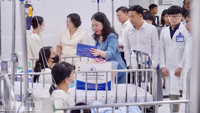 Phó Chủ tịch nước Võ Thị Ánh Xuân trong chuyến thăm tặng quà bệnh nhi điều trị tại Bệnh viện Nhi đồng 1.
