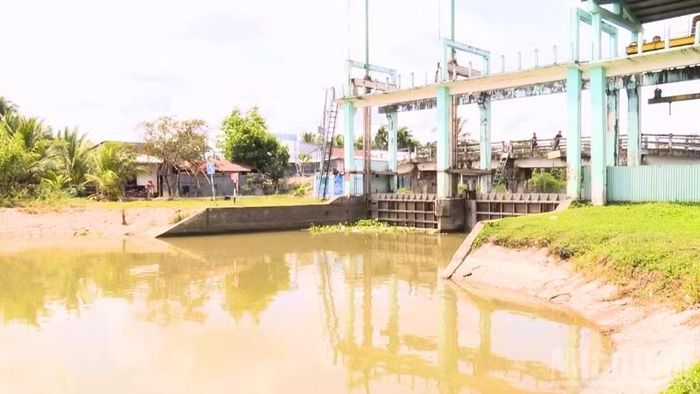 Các tuyến kênh tạo nguồn, kênh nội đồng được rà soát, nạo vét; hệ thống kiểm soát mặn được chuẩn bị và vận hành phù hợp diễn biến thực tế. (Ảnh: VĂN ÚT)