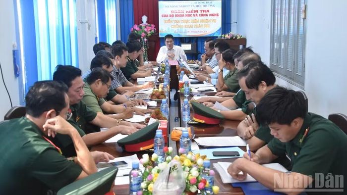 Đoàn công tác làm việc tại Cảng cá Mỹ Tho, tỉnh Đồng Tháp. (Ảnh: NGUYỄN SỰ)
