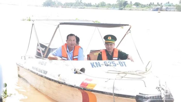 Kiểm tra các tàu cá neo đậu trên sông. (Ảnh: NGUYỄN SỰ)