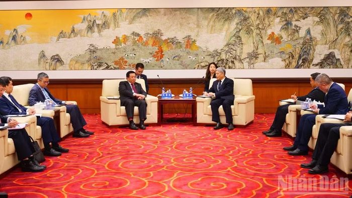 Đồng chí Nguyễn Xuân Thắng hội đàm với đồng chí Tạ Xuân Đào tại Trường Đảng Trung ương Trung Quốc.