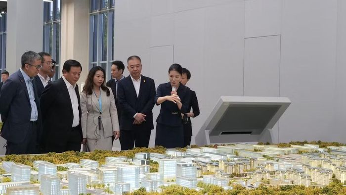 Đồng chí Nguyễn Xuân Thắng khảo sát mô hình Khu mới Hùng An.