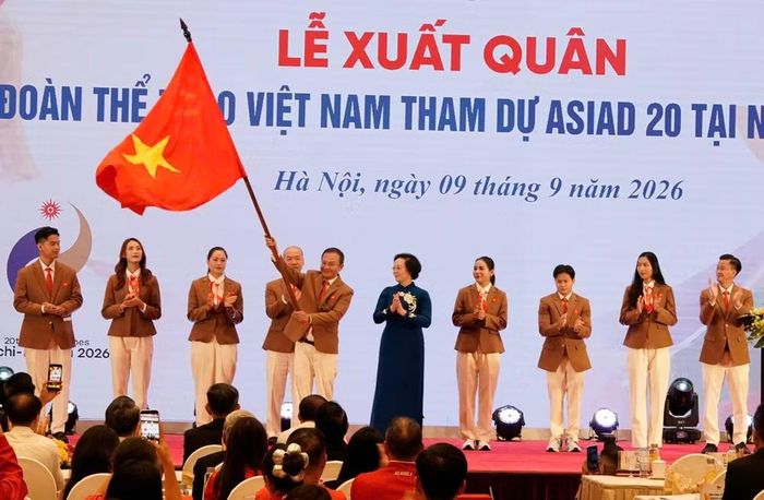 Phó Thủ tướng Phạm Thị Thanh Trà trao cờ cho Trưởng Đoàn Thể thao Việt Nam Nguyễn Hồng Minh. (Ảnh: MG)