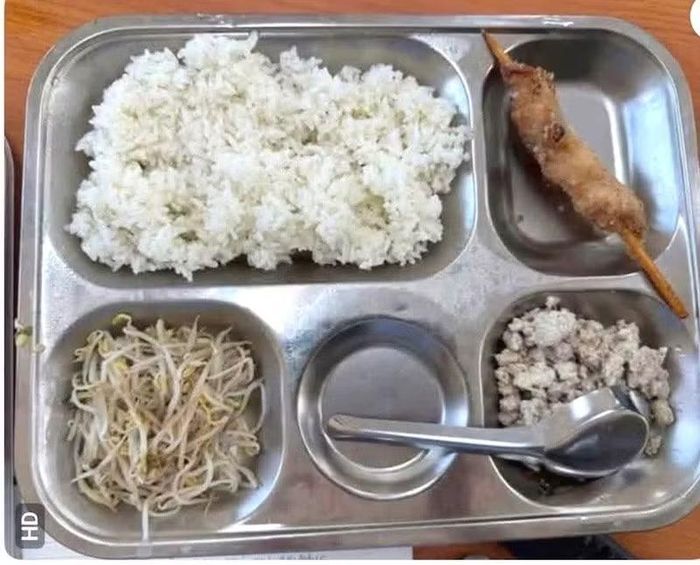 Hình ảnh suất cơm bán trú tại trường Tiểu học Trung Giã do phụ huynh phản ánh. (Ảnh: Mạng xã hội)