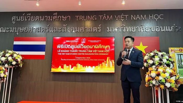 Tổng Lãnh sự Việt Nam tại Khon Kaen, Thái Lan Đinh Hoàng Linh phát biểu tại buổi lễ. (Ảnh: CTV)