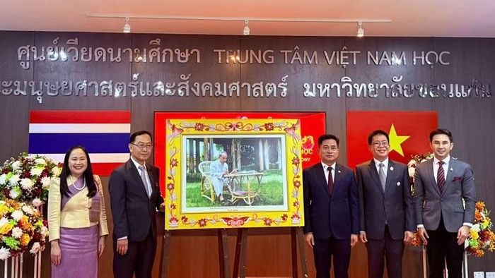 Tổng Lãnh sự Đinh Hoàng Linh trao tặng ảnh về Bác Hồ cho Trung tâm Việt Nam học. (Ảnh: CTV)