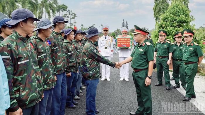 Thượng tướng Lê Quang Minh tặng quà động viên lực lượng thực hiện nhiệm vụ lấy mẫu hài cốt liệt sĩ chưa xác định được thông tin tại Nghĩa trang liệt sĩ Tiền Giang, tỉnh Đồng Tháp. (Ảnh: CHÍ PHÚC)