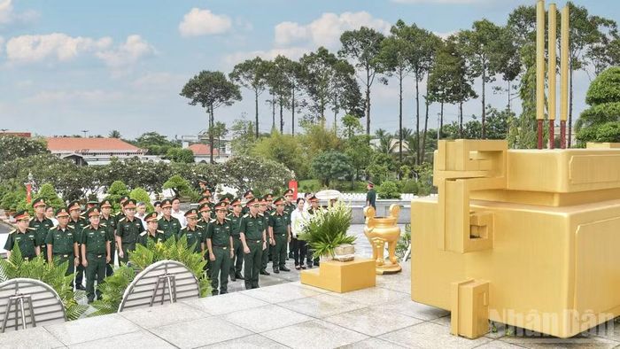 Đoàn công tác và Ban Chỉ đạo 515 tỉnh Đồng Tháp dâng hoa, dâng hương tại Nghĩa trang Liệt sĩ Tiền Giang, tỉnh Đồng Tháp. (Ảnh: CHÍ PHÚC)