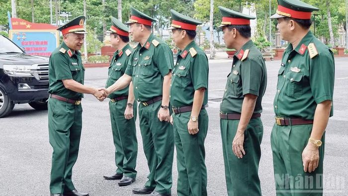 Lãnh đạo Bộ Chỉ huy Quân sự tỉnh Đồng Tháp đón Thượng tướng Lê Quang Minh và đoàn công tác. (Ảnh: CHÍ PHÚC)