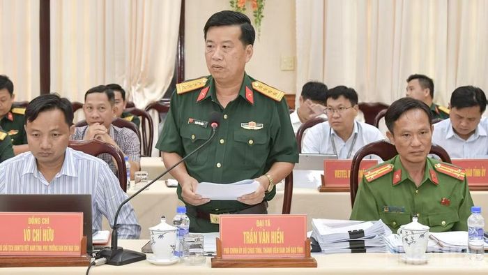 Đại tá Trần Văn Hiền, Phó Chính ủy Bộ Chỉ huy Quân sự tỉnh Đồng Tháp phát biểu tại buổi làm việc. (Ảnh: CHÍ PHÚC)