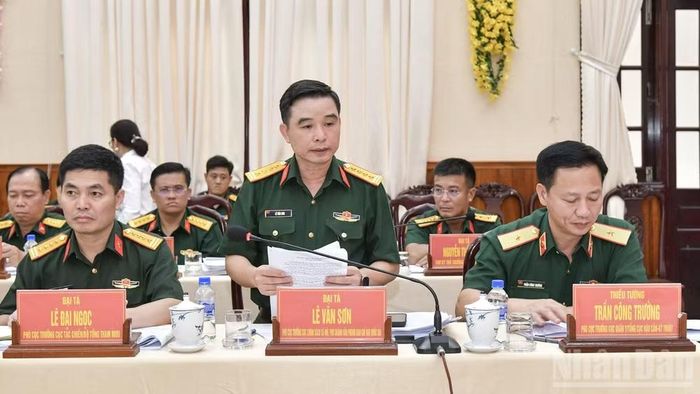 Đại tá Lê Văn Sơn, Phó Cục trưởng Cục Chính sách-Xã hội, Phó Chánh Văn phòng Ban Chỉ đạo 515 Quốc gia, phát biểu tại hội nghị. (Ảnh: CHÍ PHÚC)