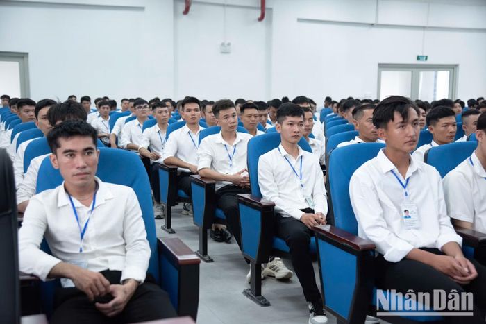 Các ứng viên là lao động có nguyện vọng đi làm việc ở nước ngoài theo hợp đồng của chương trình EPS. Họ đến từ nhiều vùng miền khác nhau.