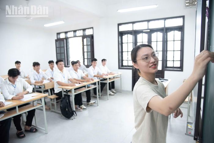 Các khóa học không chỉ giúp nâng cao năng lực tiếng Hàn mà còn trang bị cho học viên những kiến thức cần thiết về pháp luật, văn hóa, phong tục, môi trường làm việc và sinh hoạt tại Hàn Quốc; quyền, nghĩa vụ của người lao động; kỷ luật lao động; an toàn, vệ sinh lao động; kỹ năng thích nghi, quản lý thu nhập và xử lý các tình huống có thể phát sinh.