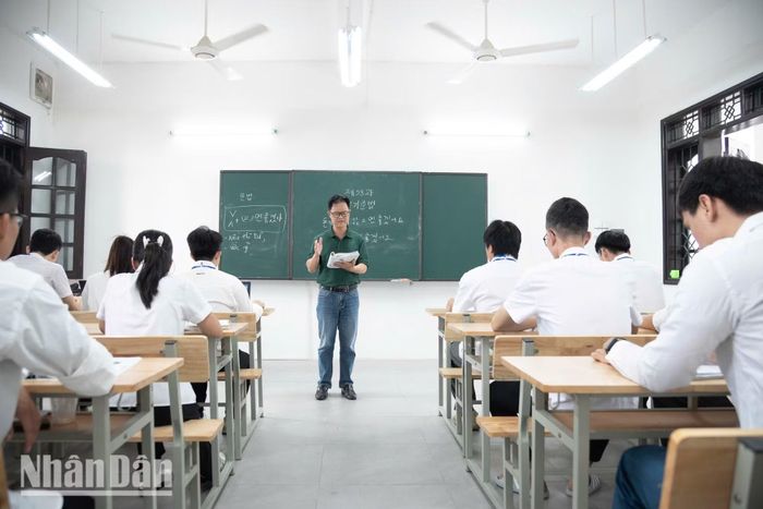 Trung tâm Lao động ngoài nước cũng tổ chức thường xuyên các khóa đào tạo tiếng Hàn cho người lao động muốn đi làm việc tại Hàn Quốc theo chương trình EPS.