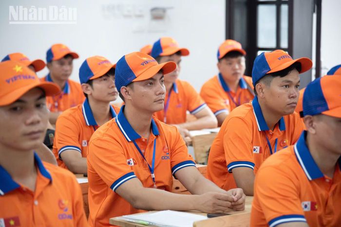 Các lao động thuộc đối tượng mẫu mực đang làm thủ tục tại Trung tâm Lao động ngoài nước để chuẩn bị xuất cảnh trở lại Hàn Quốc làm việc.
