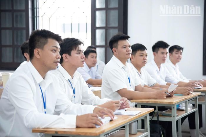 Với các học viên ở đây, tiếng Hàn là công cụ trực tiếp để họ tiếp nhận công việc, giao tiếp với người sử dụng lao động, bảo đảm an toàn và hòa nhập với môi trường sống mới. Vì vậy, từng giờ học tiếng Hàn đều có ý nghĩa thiết thực.