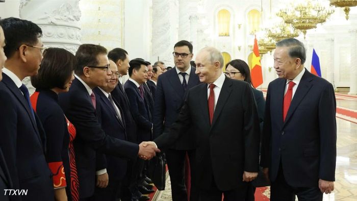  Tổng Bí thư, Chủ tịch nước Tô Lâm﻿ và Tổng thống Liên bang Nga﻿ Vladimir Putin với đại biểu Việt Nam. 