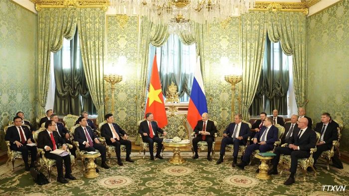 Tổng Bí thư, Chủ tịch nước Tô Lâm gặp hẹp Tổng thống Liên bang Nga Vladimir Putin.