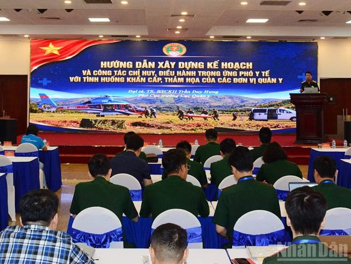 Các học viên nghiên cứu chuyên đề Hướng dẫn xây dựng kế hoạch và công tác chỉ huy, điều hành trong ứng phó y tế với tình huống khẩn cấp, thảm họa.