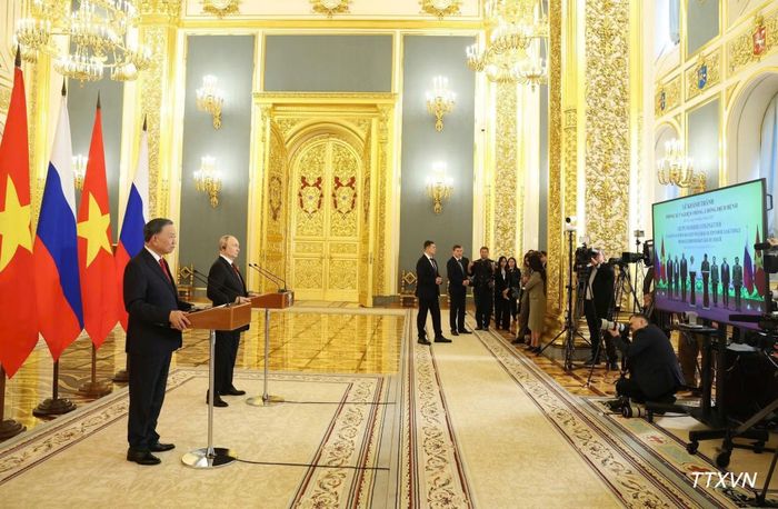 Tổng Bí thư, Chủ tịch nước Tô Lâm và Tổng thống Nga Vladimir Putin dự Lễ khánh thành phòng xét nghiệm phòng, chống dịch bệnh (theo hình thức trực tuyến). (Ảnh: Thống Nhất-TTXVN)