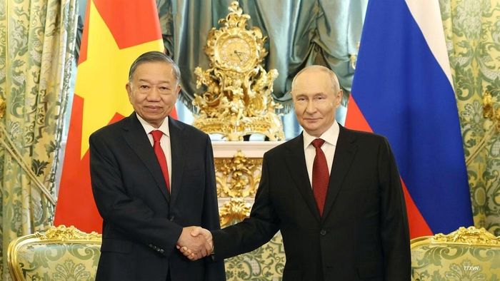 Tổng Bí thư, Chủ tịch nước Tô Lâm và Tổng thống Nga Vladimir Putin chụp ảnh chung trước hội đàm.