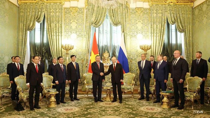 Tổng Bí thư, Chủ tịch nước Tô Lâm và Tổng thống Nga Vladimir Putin chụp ảnh lưu niệm.