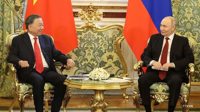 Tổng Bí thư, Chủ tịch nước Tô Lâm gặp hẹp Tổng thống Liên bang Nga Vladimir Putin.