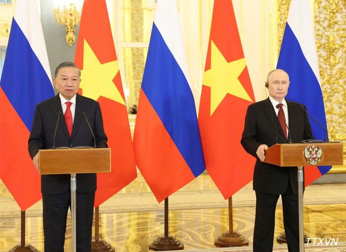 Tổng Bí thư, Chủ tịch nước Tô Lâm và Tổng thống Nga Vladimir Putin dự Lễ khánh thành phòng xét nghiệm phòng, chống dịch bệnh (theo hình thức trực tuyến). (Ảnh: Thống Nhất-TTXVN)