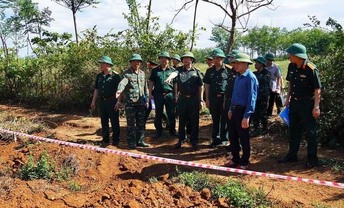 Ban Chỉ đạo tìm kiếm, quy tập và xác định danh tính hài cốt liệt sĩ Quân khu 4 và tỉnh Quảng Trị khảo sát, xác định khu vực tìm kiếm hài cốt liệt sĩ tại đồi Cồn Tiên. (Ảnh: Bộ Chỉ huy quân sự tỉnh Quảng Trị)