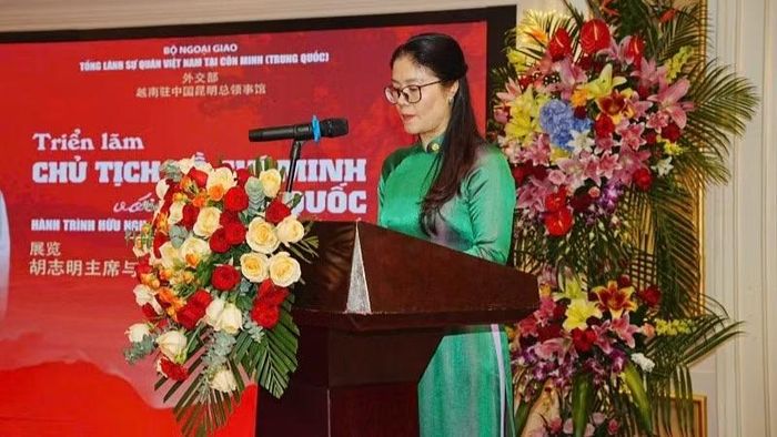 Bà Nghiêm Việt Chung, Tổng Lãnh sự Việt Nam tại Côn Minh phát biểu. (Ảnh: BAN TỔ CHỨC)