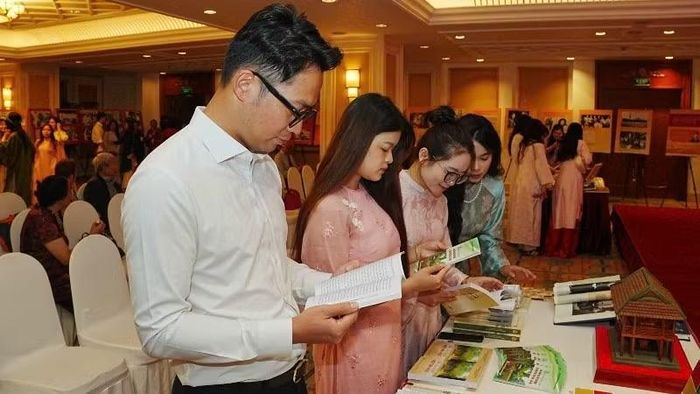 Khách tham quan tìm hiểu các ấn phẩm sách do Khu Di tích Phủ Chủ tịch xuất bản. (Ảnh: BAN TỔ CHỨC)