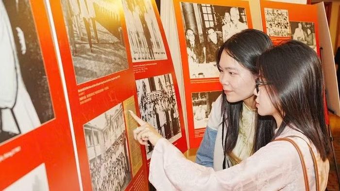 Các bạn lưu học sinh Việt Nam tại Vân Nam tham quan triển lãm. (Ảnh: BAN TỔ CHỨC)