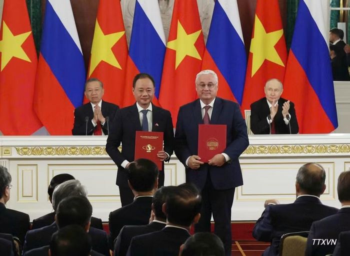 Tổng Bí thư, Chủ tịch nước Tô Lâm và Tổng thống Nga Vladimir Putin chứng kiến Lễ trao văn kiện hợp tác giữa hai nước. (Ảnh: TTXVN)