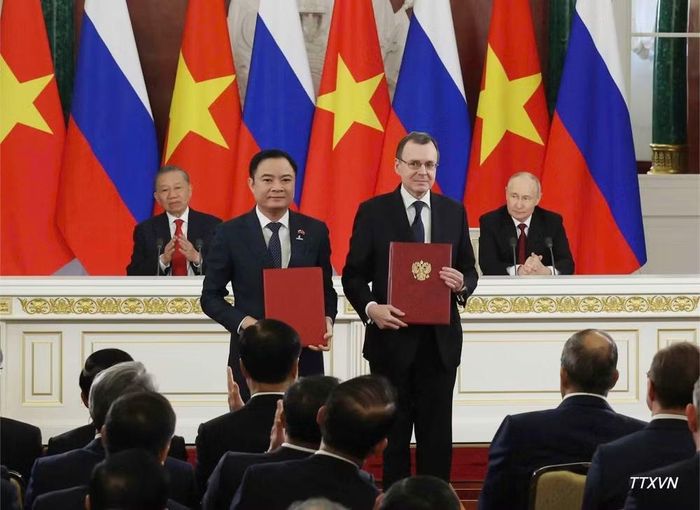 Tổng Bí thư, Chủ tịch nước Tô Lâm và Tổng thống Nga Vladimir Putin chứng kiến Lễ trao văn kiện hợp tác giữa hai nước. (Ảnh: TTXVN)