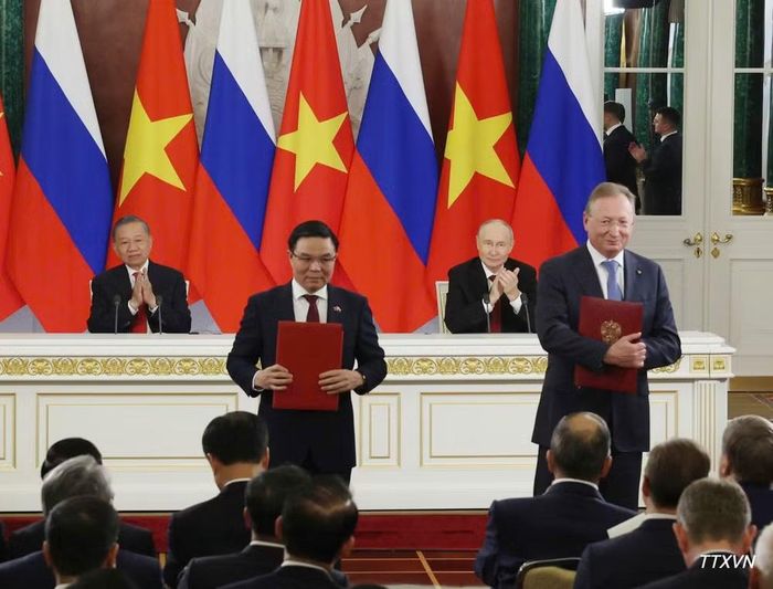 Tổng Bí thư, Chủ tịch nước Tô Lâm và Tổng thống Nga Vladimir Putin chứng kiến Lễ trao văn kiện hợp tác giữa hai nước. (Ảnh: TTXVN)