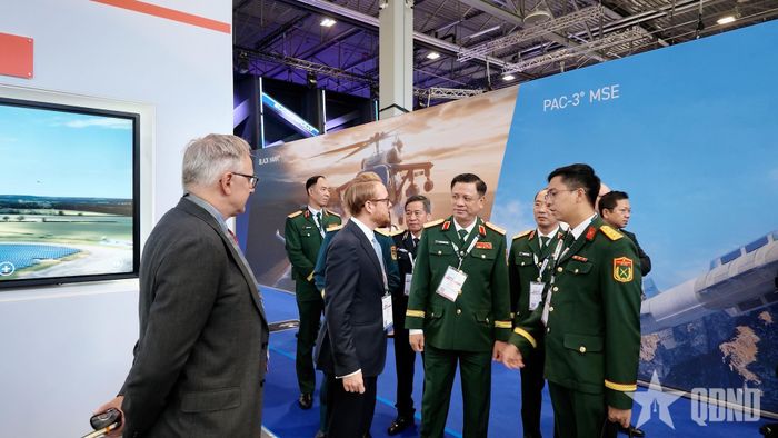 Thượng tướng Nguyễn Trường Thắng cùng đoàn tham quan các khu trưng bày công nghiệp quốc phòng các nước tại triển lãm.