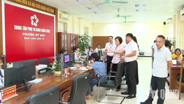 Hoạt động của Trung tâm Phục vụ hành chính công phường Mỹ Hào, tỉnh Hưng Yên góp phần đẩy mạnh giao dịch trực tuyến và số hóa dữ liệu. Ảnh: TẤT ĐẠT