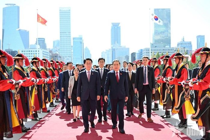 Chủ tịch Quốc hội Hàn Quốc Cho Jeong Sik chủ trì Lễ đón trọng thể Chủ tịch Quốc hội Trần Thanh Mẫn và đoàn đại biểu cấp cao Việt Nam thăm chính thức Hàn Quốc.