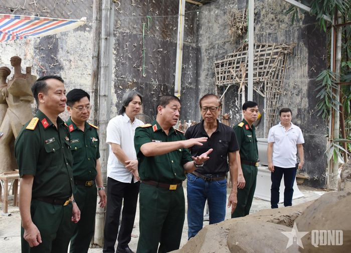 Thượng tướng Trương Thiên Tô trực tiếp xem xét các tác phẩm điêu khắc.