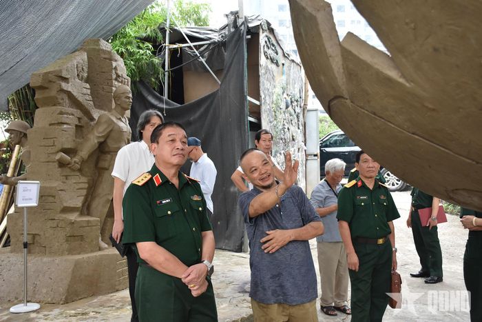 Thượng tướng Trương Thiên Tô cùng các thành viên Hội đồng xem xét tác phẩm điêu khắc.