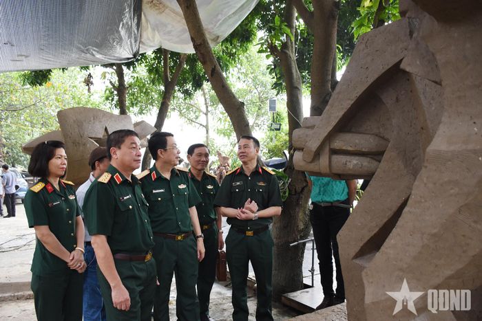 Thượng tướng Trương Thiên Tô cùng các thành viên Hội đồng xem xét tác phẩm điêu khắc.